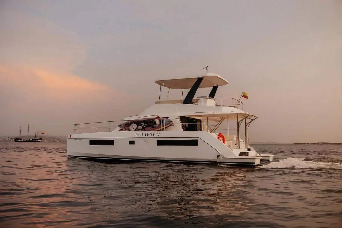 Catamarán Eclipse V Leopard 43 navegando en aguas turquesas de Cartagena
