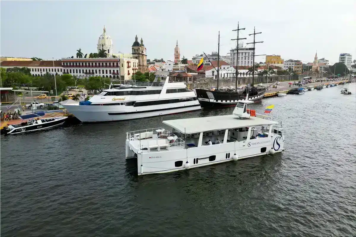 catamarán atardecer Cartagena navegando por la bahía